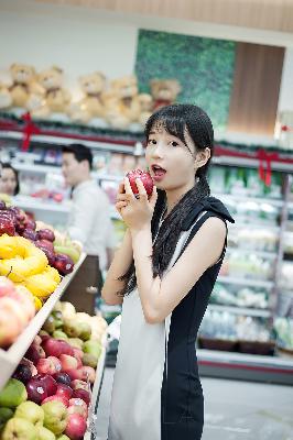 年轻漂亮的女士护士内衣